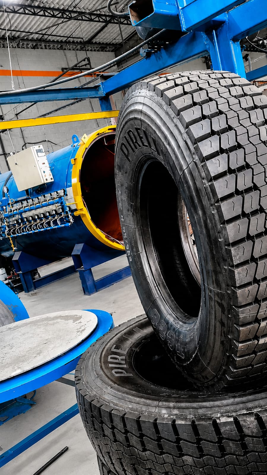 Autoclave de vulcanização e pneu na fábrica da Top Tyre's
