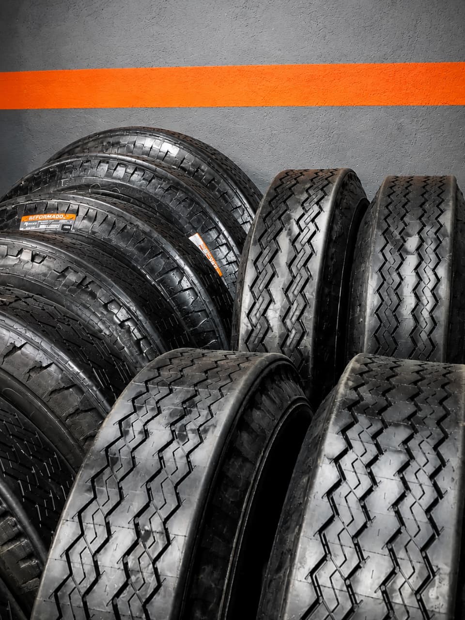 Pneus recapados pela Top Tyre's alinhados na fábrica
